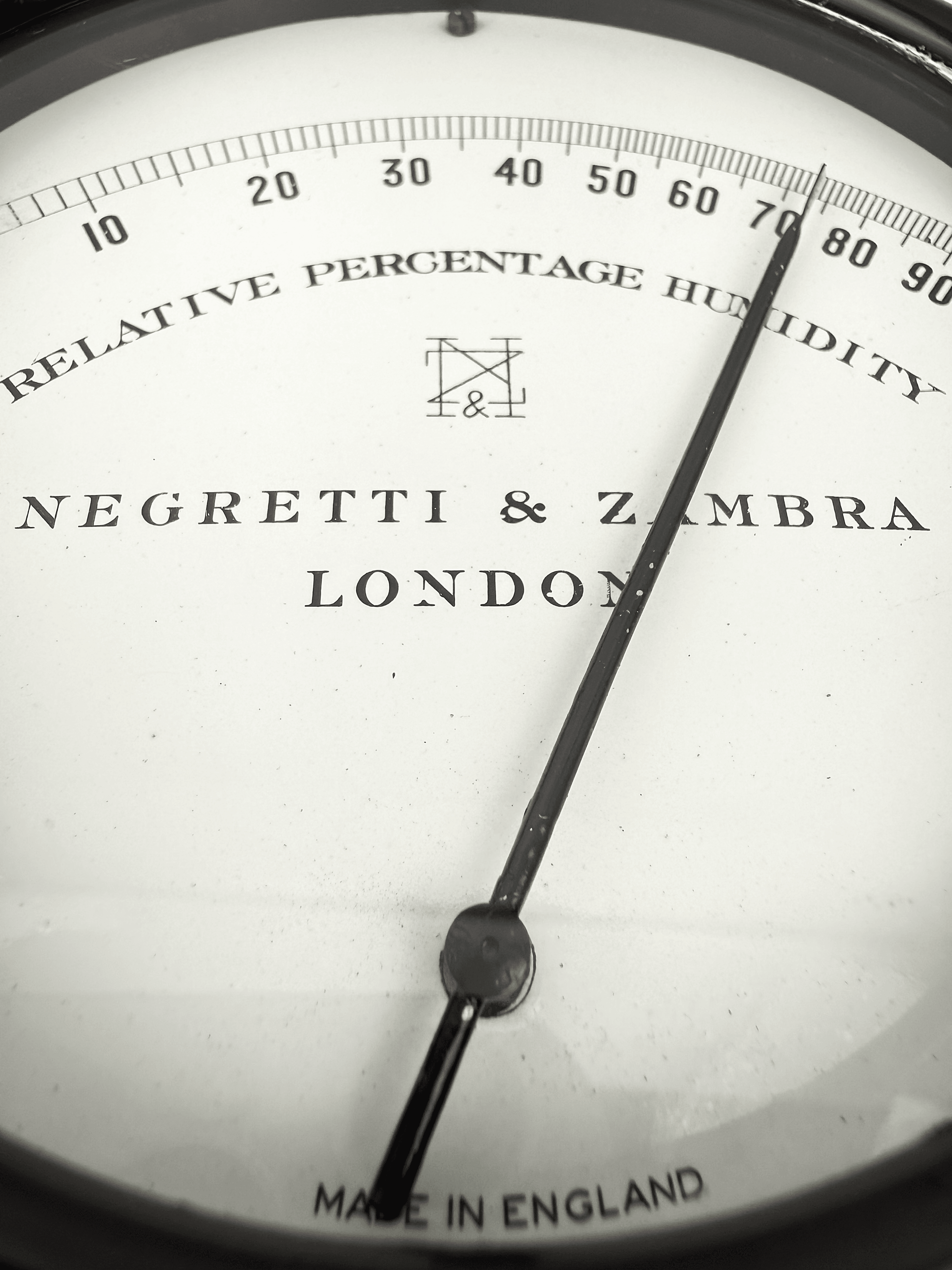 Hygrometer in a metal case